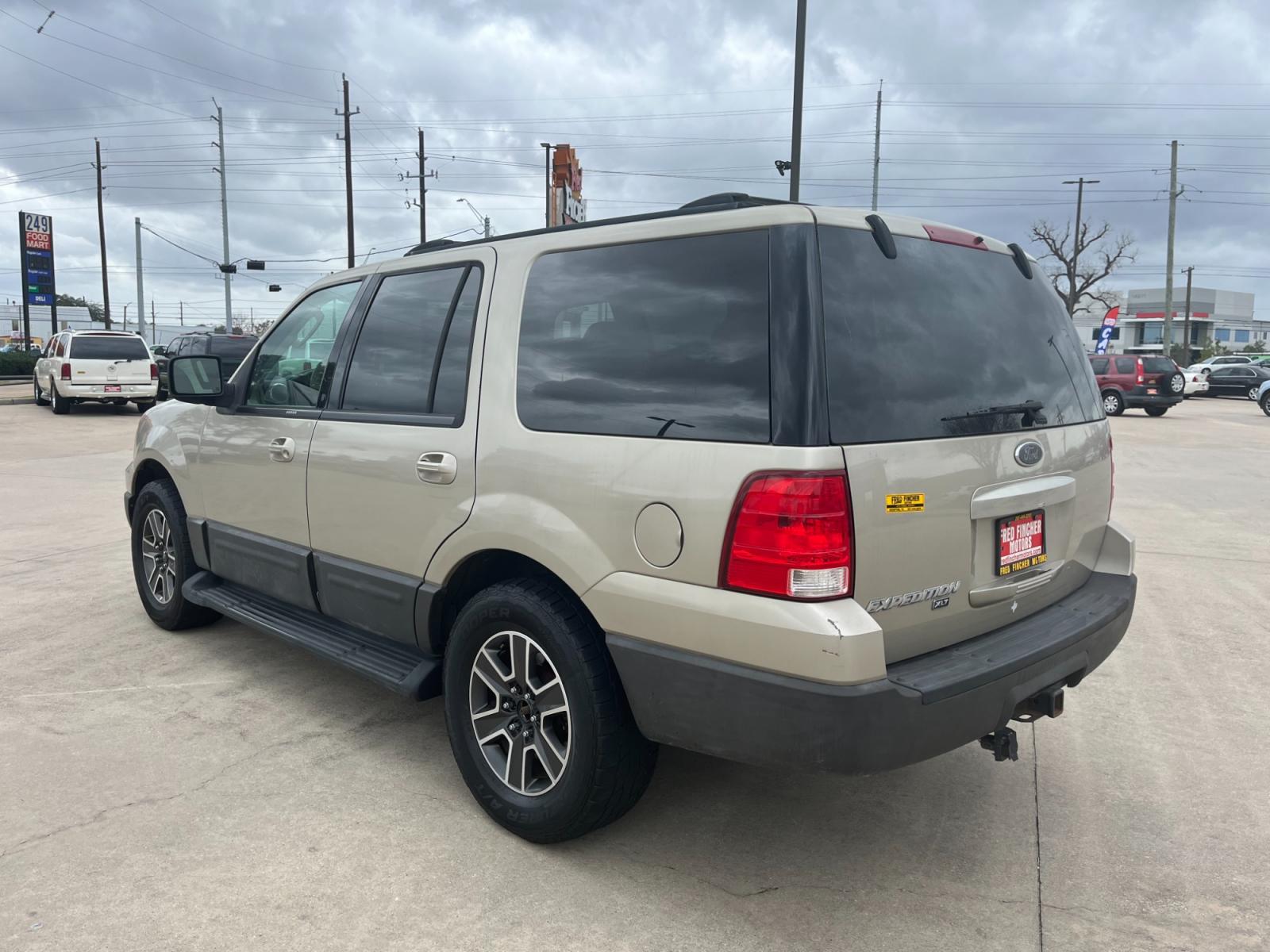 2004 GOLD /TAN Ford Expedition XLT 4.6L 2WD (1FMRU15W54L) with an 4.6L V8 SOHC 16V engine, 4-Speed Automatic Overdrive transmission, located at 14700 Tomball Parkway 249, Houston, TX, 77086, (281) 444-2200, 29.928619, -95.504074 - Photo #4